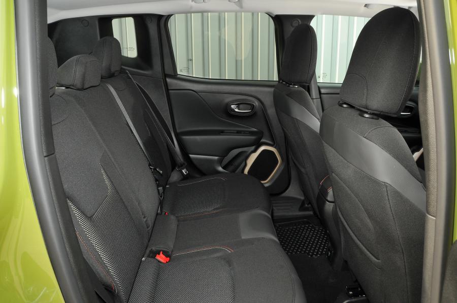 Интерьер Jeep Renegade 75th Anniversary 2016 года  (UK) (фото 10 из 14)